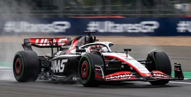 Formel 1-föraren Esteban Ocon med nummer 31 som kör för Haas F1 Team under säsongen 2026.