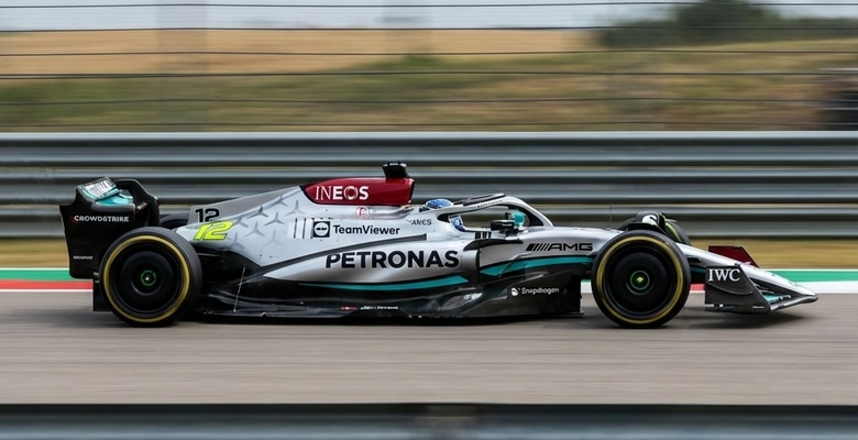 Formel 1-föraren Kimi Antonelli med nummer 12 som kör för Mercedes AMG F1 under säsongen 2026.