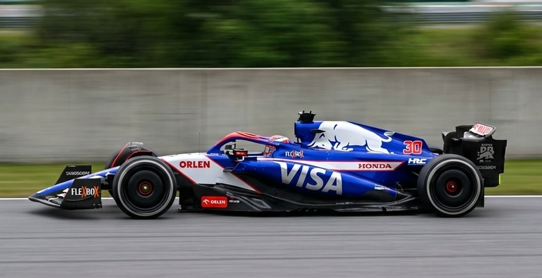 Formel 1-föraren Liam Lawson med nummer 30 som kör för Racing Bulls under säsongen 2026.