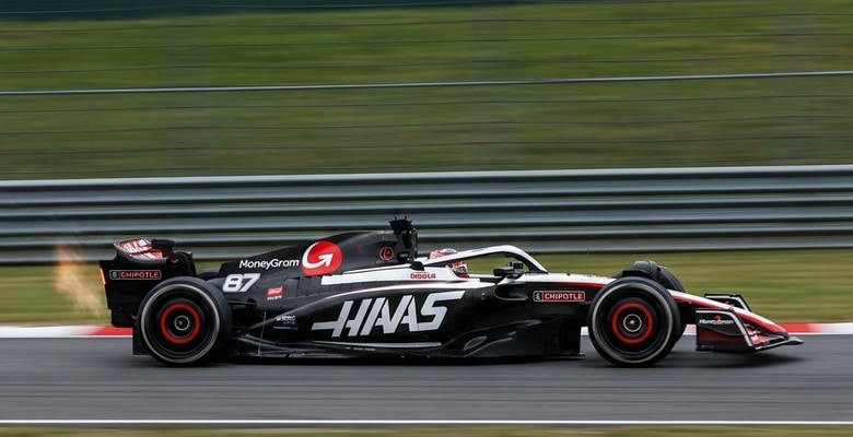 Formel 1-föraren Oliver Bearman med nummer 87 som kör för Haas F1 Team under säsongen 2026.